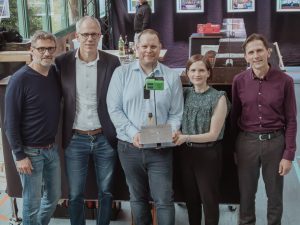 Die Vertreter der Firma STAHL CraneSystems GmbH für den überr- eichten "Wetterhaken" von links nach rechts: Ivica Zinic, Marc Philipp, Jan Lauer (KP), Lisa Fischer (KP), André Menz)