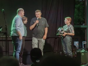 Die Vertreter des SV Titisee für den mitgebrachten KranPlus-SV Titisee-Fußball
